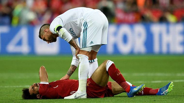 Sergio Ramos, justo después de lesionar a Mohamed Salah