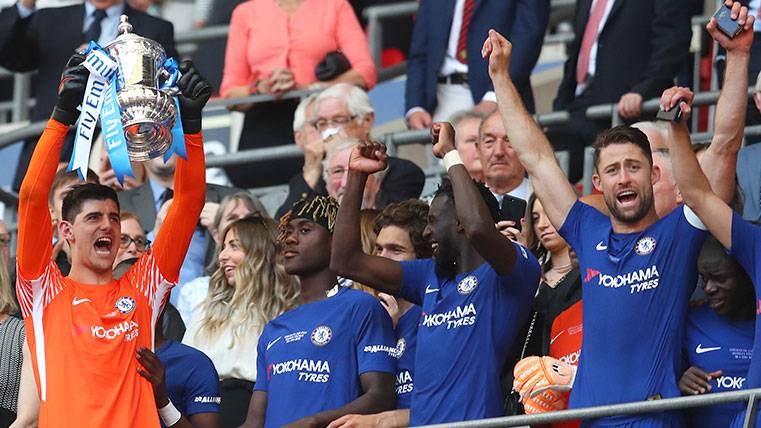 Thibaut Courtois celebrates a title with Chelsea