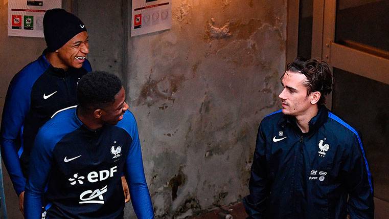 Ousmane Dembélé, Kylian Mbappé y Antoine Griezmann en un entrenamiento