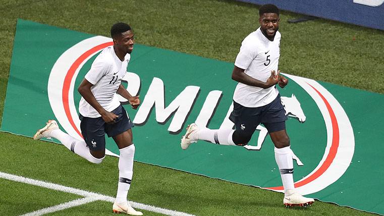 Samuel Umtiti celebrates a goal with the French selection