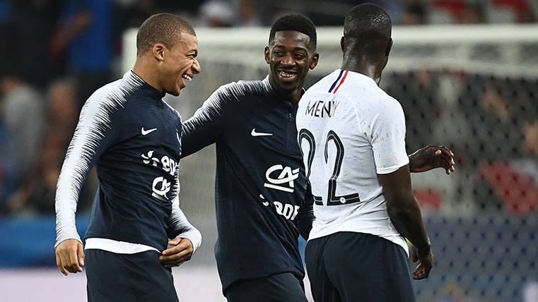 Kylian Mbappé, Ousmane Dembélé y Benjamin Mendy en un partido de Francia