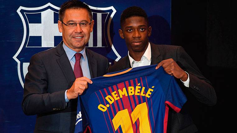 Josep Maria Bartomeu and Ousmane Dembélé in the presentation of the Frenchman