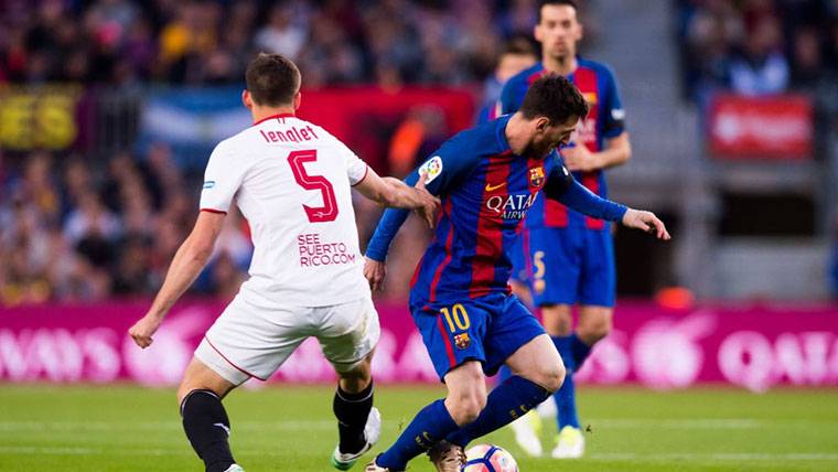 Clément Lenglet, intentando defender una internada de Messi