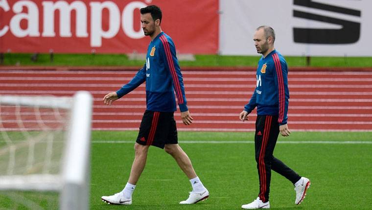 Sergio Busquets y Andrés Iniesta, durante un entrenamiento con España