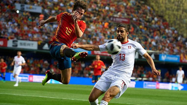 Odriozola, intentando despejar un balón ante Ricardo Rodríguez