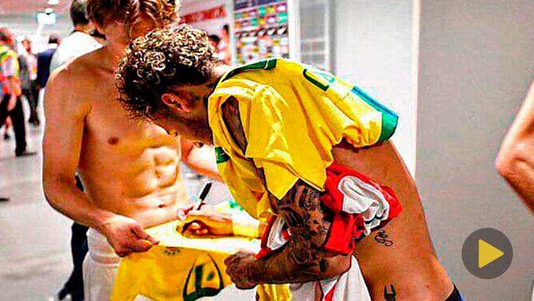 Modric y Neymar, intercambiándose y firmándose las camisetas