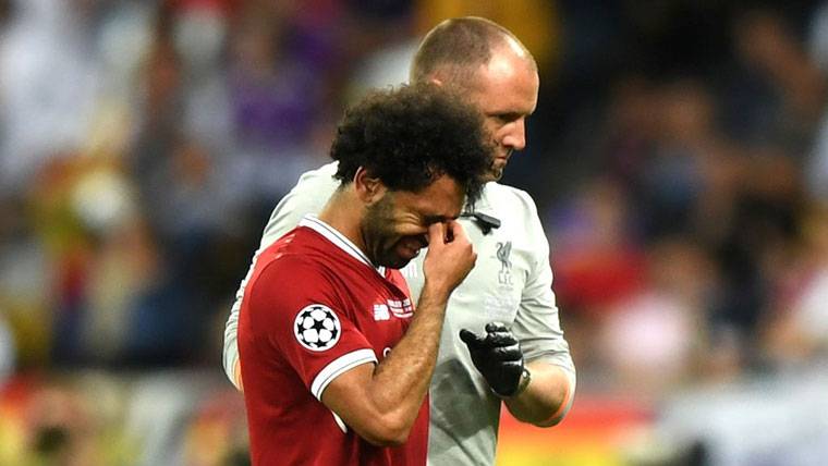 Mohamed Salah, llorando tras lesionarse en la final de la Champions