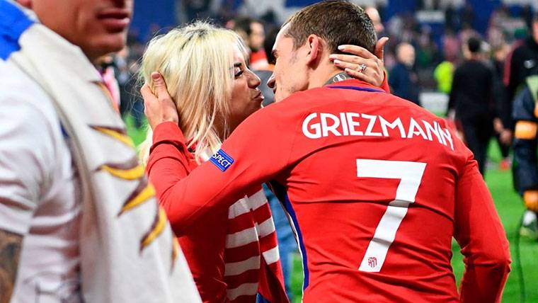 Antoine Griezmann y Erika Choperena, tras la final de la Europa League