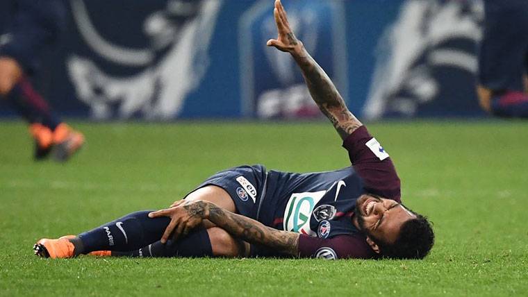 Dani Alves, during the moment of his grave injury with the PSG