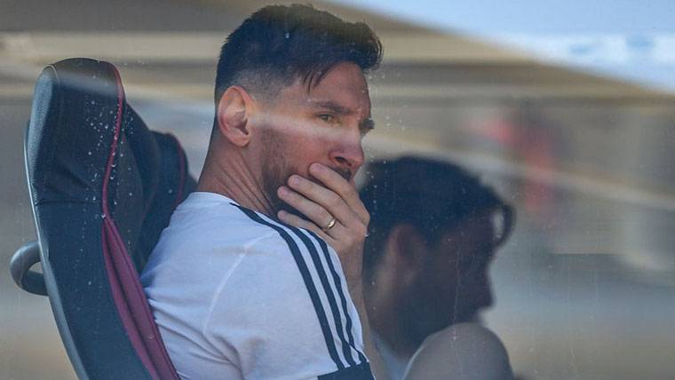 Lionel Messi, en el autobús de la expedición de Argentina