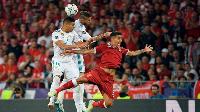 Roberto Firmino, pugnando with Casemiro and Bouquets by an aerial balloon