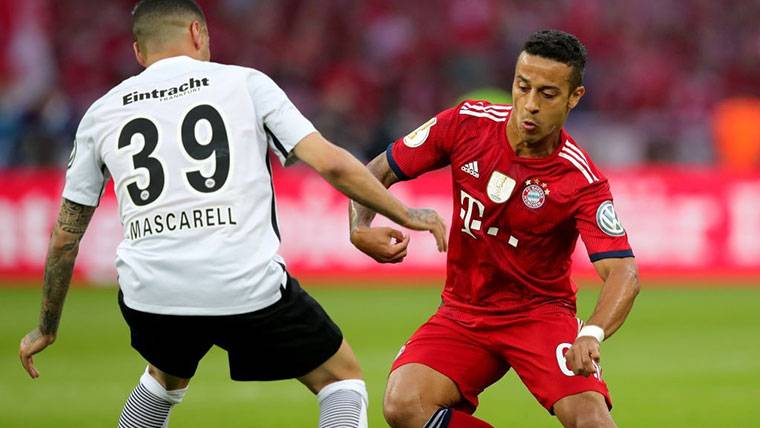 Thiago Alcántara, trying leave of a rival player