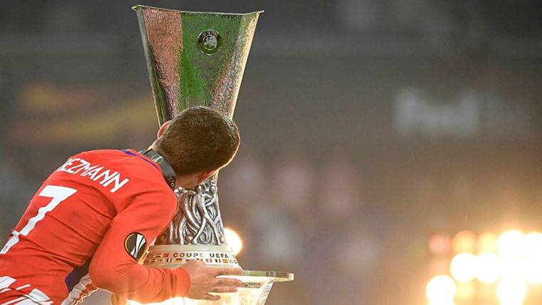 Antoine Griezmann, besando la copa de la UEFA Europa League