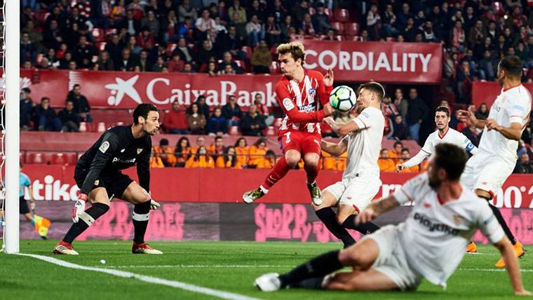Griezmann, struggling for finishing a balloon defended by Lenglet