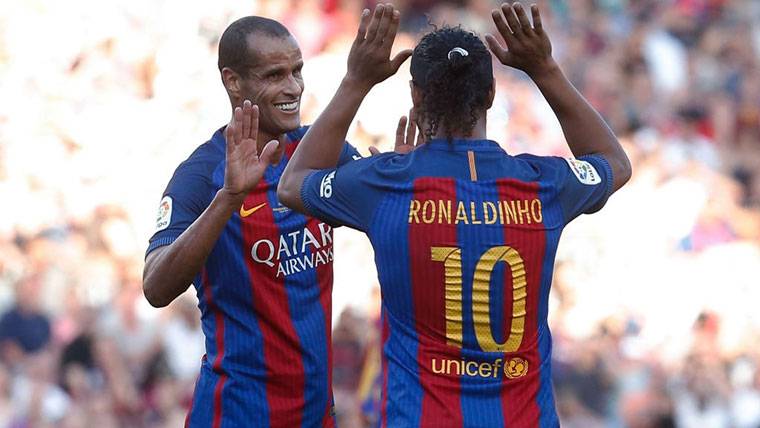 Rivaldo And Ronaldinho, celebrating a goal with the Barça Legends
