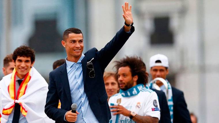 Cristiano Ronaldo, saludando durante la celebración de la Champions 2017-18