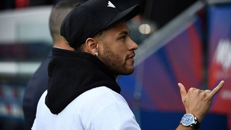 Neymar Jr, saludando antes de entrar en un autobús