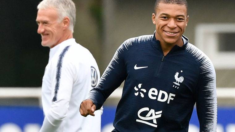 Deschamps y Mbappé, durante un entrenamiento de Francia