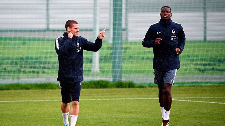 Antoine Griezmann and Paul Pogba in a training with France