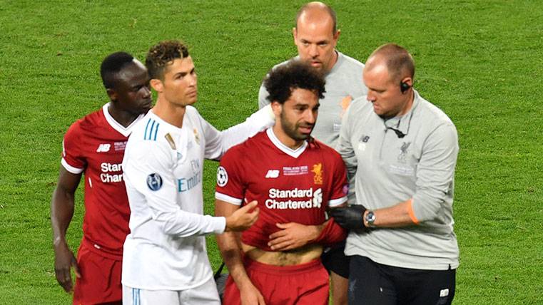 Cristiano Ronaldo consuela a Mohamed Salah en la final de la Champions