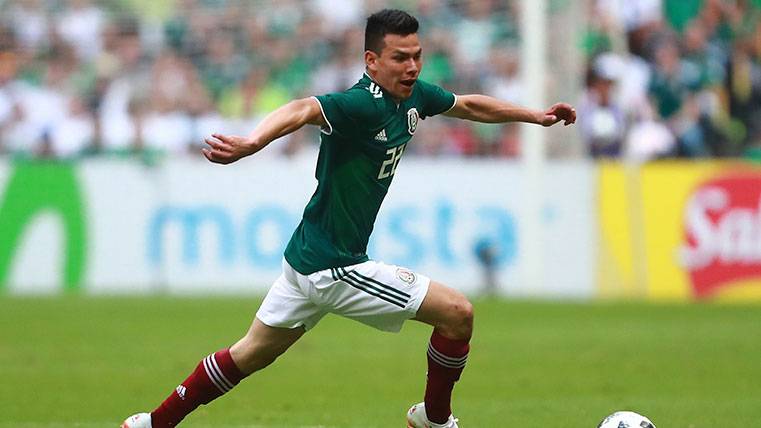 Hirving Lozano en un partido de la selección de México