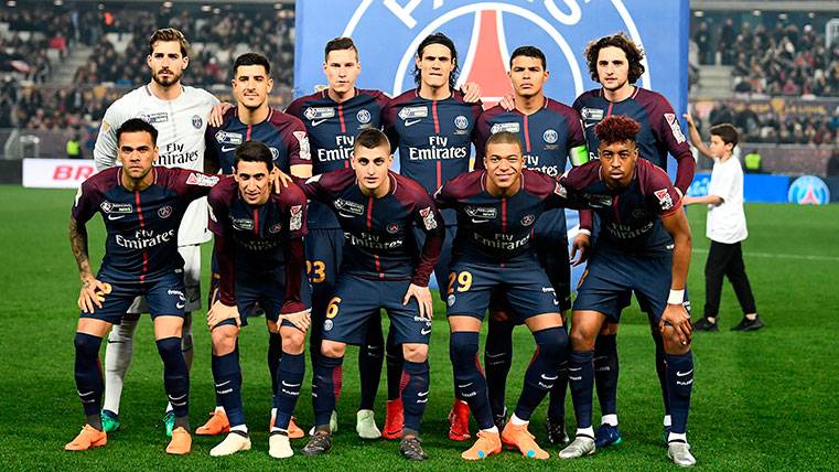 The players of the PSG in the previous photography to a party of Glass