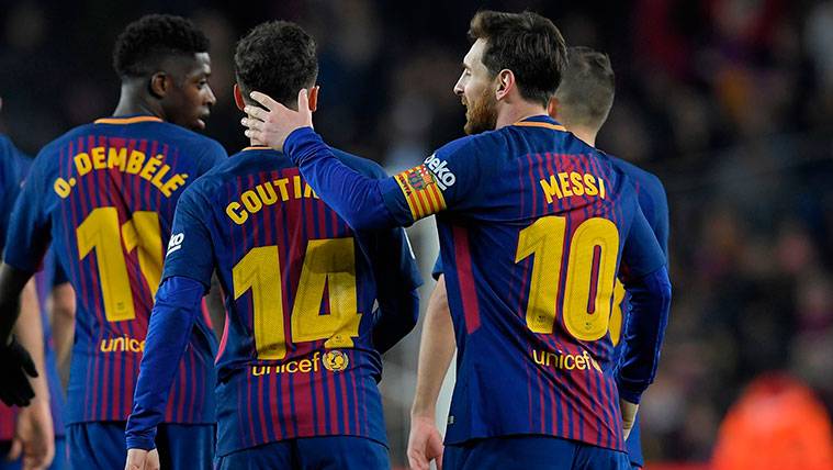 Philippe Coutinho y Leo Messi celebran un gol del FC Barcelona