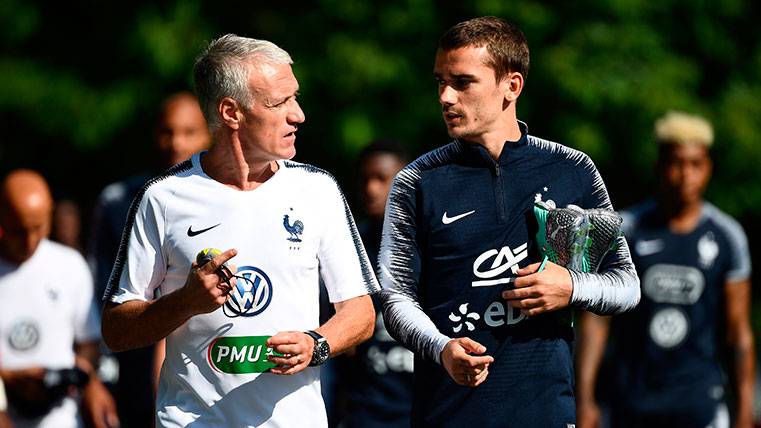 Didier Deschamps and Antoine Griezmann in the concentration of France