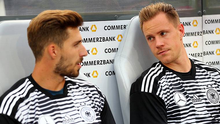 Marc-André Ter Stegen and Kevin Trapp converse in the bench