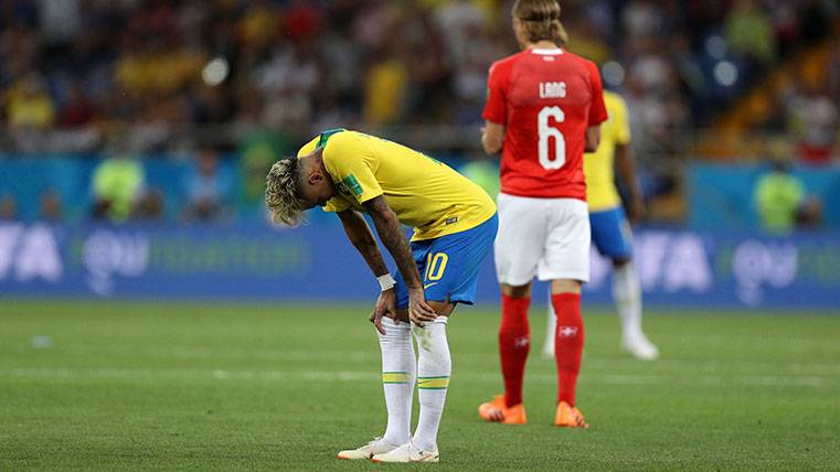 Neymar se lamenta durante un partido de la selección brasileña