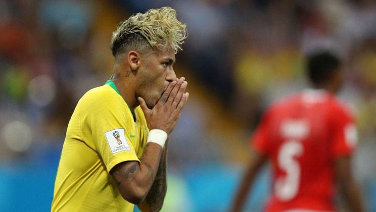 Neymar Jr, lamentando una ocasión fallada contra Suiza