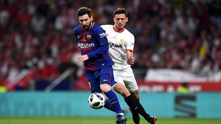 Clément Lenglet, intentando arrebatar un balón a Lionel Messi