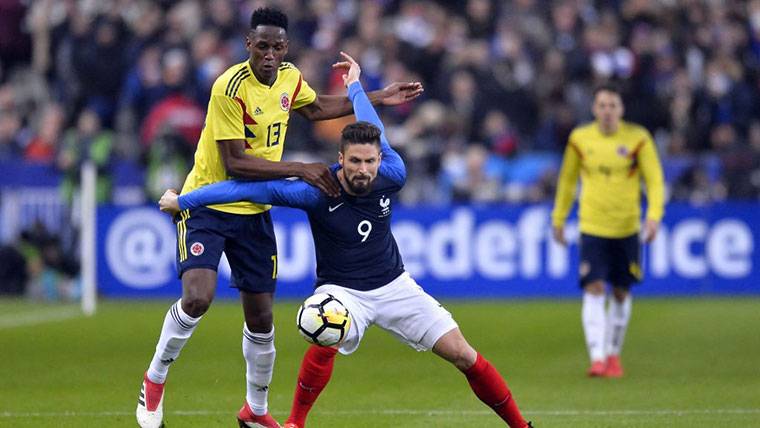 Yerry Mina, struggling for snatching a balloon to Olivier Giroud