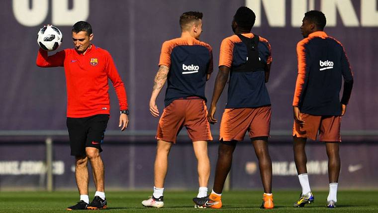 Ernesto Valverde and the FC Barcelona, during a session of training