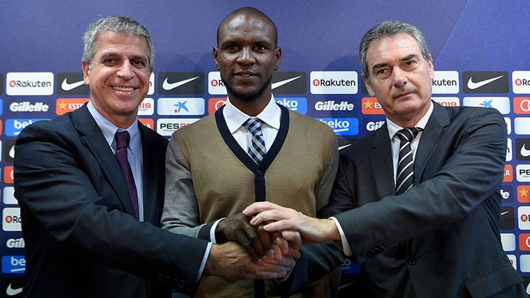 Jordi Mestre, Eric Abidal and Pep Safe in the act of presentation of the Frenchman