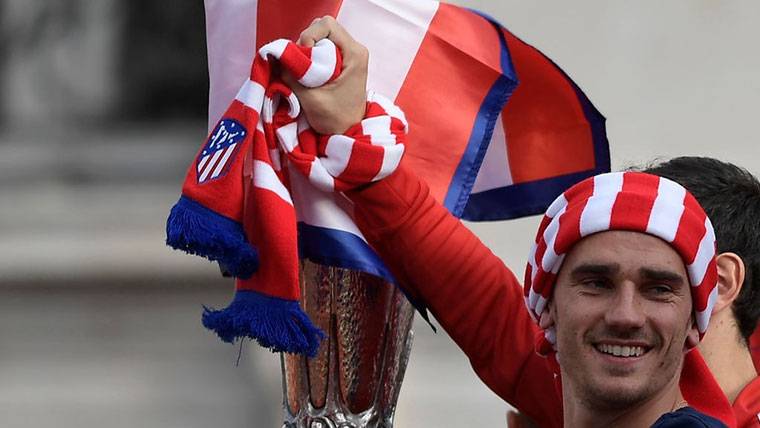 Antoine Griezmann, celebrando la Europa League ganada con el Atlético