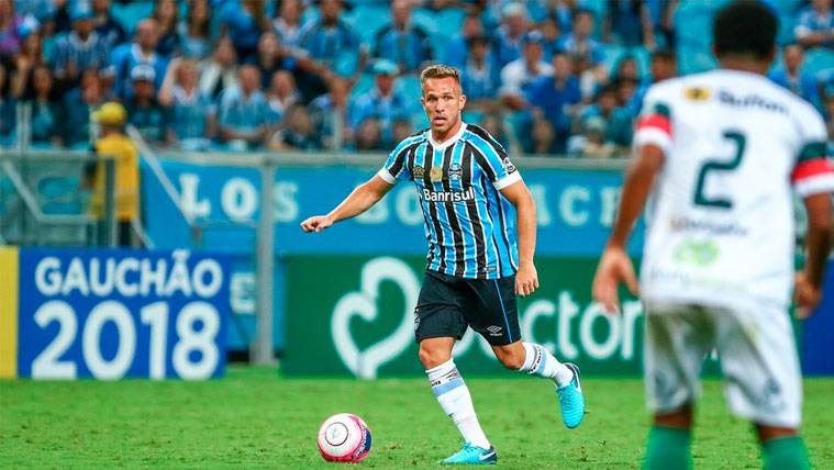 Arthur en un partido con el Gremio de Porto Alegre