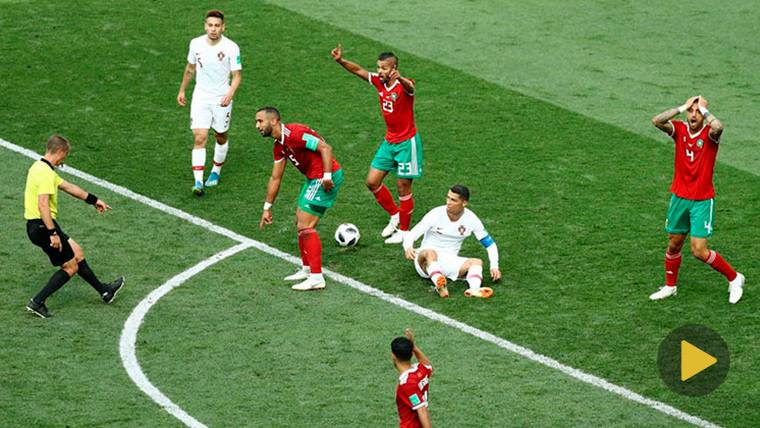 Cristiano Ronaldo, fingiendo una falta al borde del área de Marruecos