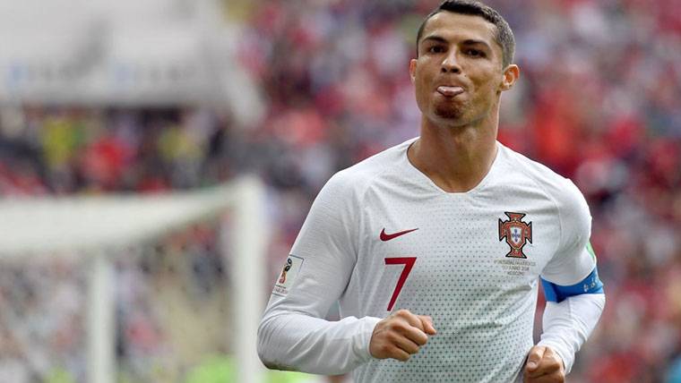 Cristiano Ronaldo, sacando la lengua burlándose de la afición de Marruecos