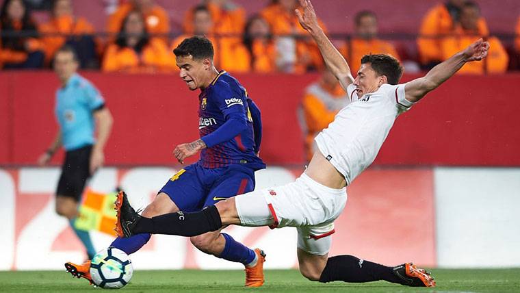 Clément Lenglet, trying avoid a goal of Coutinho to the Seville