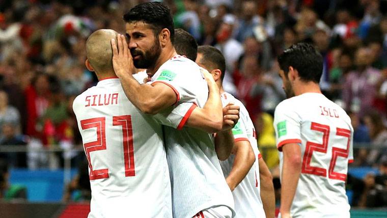 España, celebrando el gol de Diego Costa contra Irán