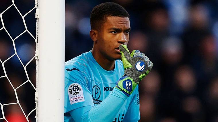 Alban Lafont, young goalkeeper that triumphs in the Toulouse