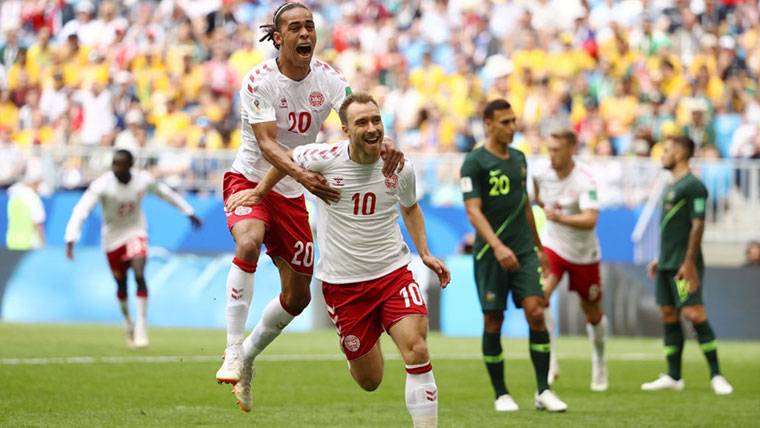 Christian Eriksen, celebrando con Yurary el gol contra Australia
