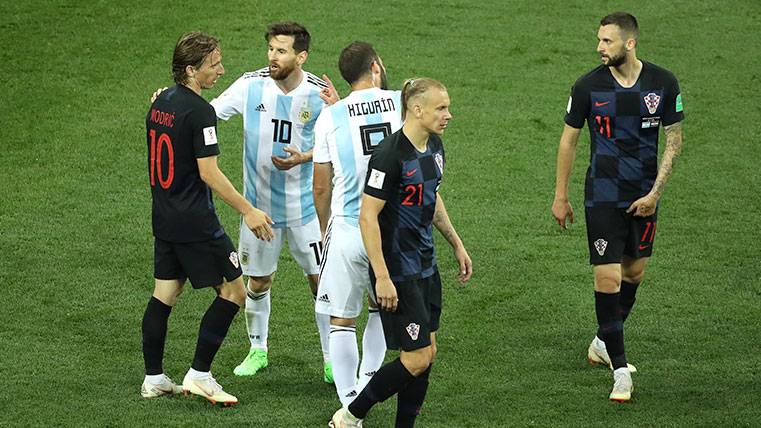 Luka Modric y Leo Messi discuten durante el Argentina-Croacia