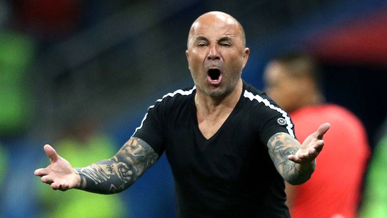 Jorge Sampaoli protests during a party of the selection of Argentina