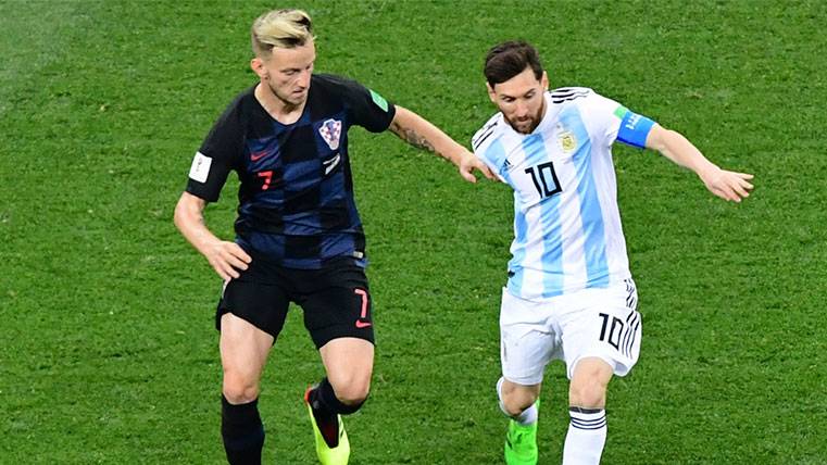 Ivan Rakitic y Leo Messi pugnan por un balón en el Mundial