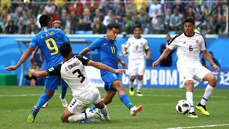 Philippe Coutinho anotando un gol con la selección de Brasil