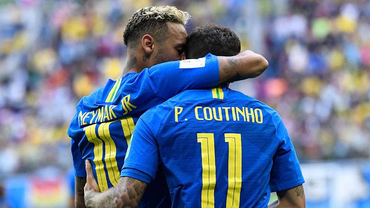 Neymar y Philippe Coutinho celebran un gol de la selección de Brasil