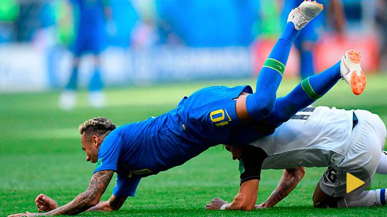 Neymar sufre una falta durante la disputa del Brasil-Costa Rica