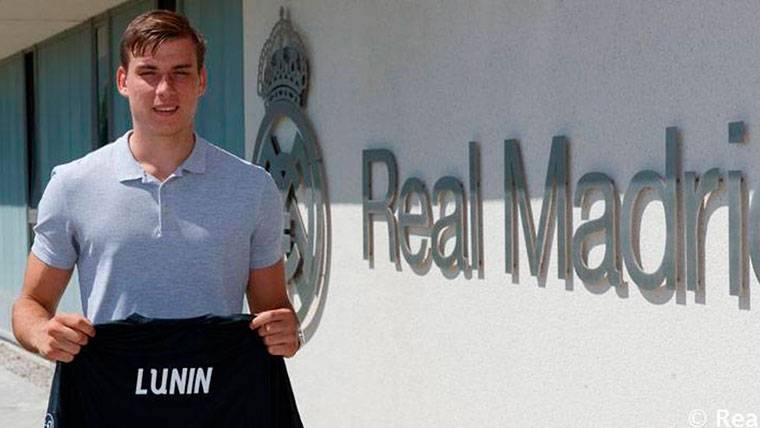 Andriy Lunin, posing already with the T-shirt of the Real Madrid